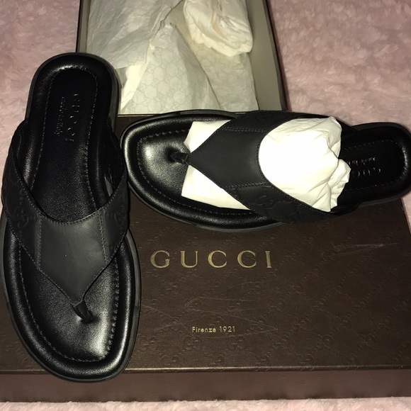 black gucci flip flops
